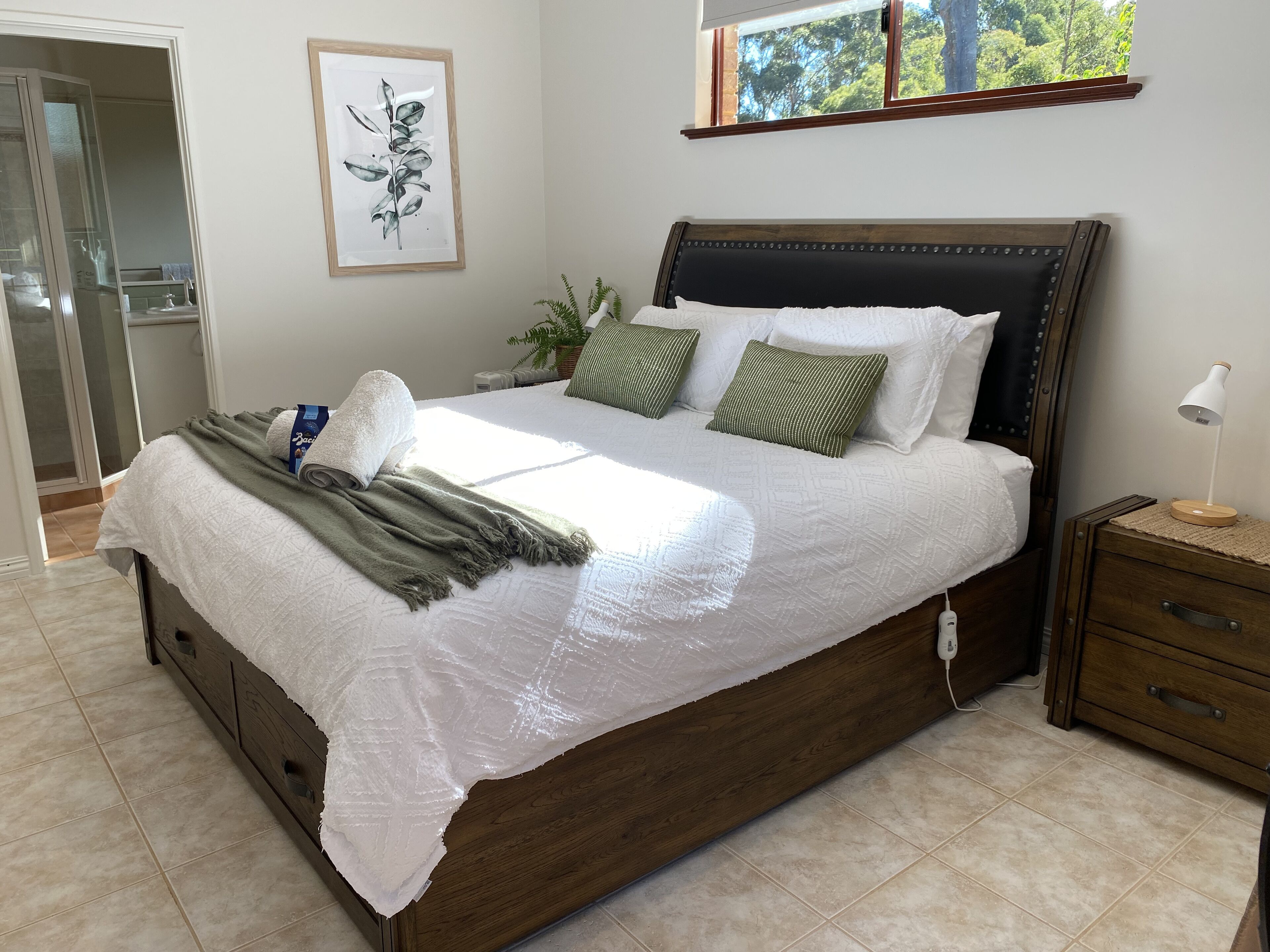 Quiet place to relax on a beautiful property between town and the beach