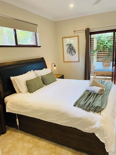 The Green Room. Self Contained King Suite on a beautiful property. 