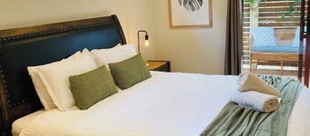 The Green Room. Self Contained King Suite on a beautiful property. 