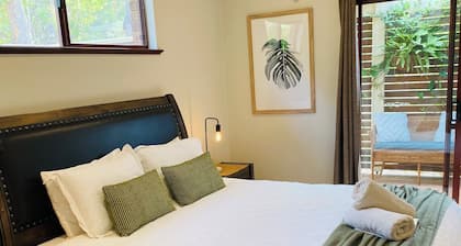 The Green Room. Self Contained King Suite on a beautiful property.