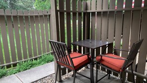 Outdoor dining - Luxurious, Quiet Condo in the Heart of Town (Niwot)