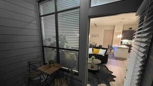 Una cocina moderna con comedor, sofá y mesa de centro.