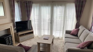 Comfort-asuntovaunu, kylpyhuone makuuhuoneen yhteydessä, järvinäköala | Lounge