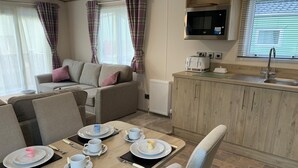 Comfort-asuntovaunu, kylpyhuone makuuhuoneen yhteydessä, järvinäköala | Ruokailu