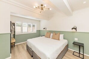 2 bedrooms, iron/ironing board, Internet, bed sheets - On the Beach in Camps Bay - fully equipped 2 bedroom apartment (Cape Town)