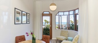 Sur la plage à Camps Bay - appartement de 2 chambres entièrement équipé