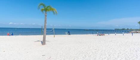 Na praia, prática de pesca