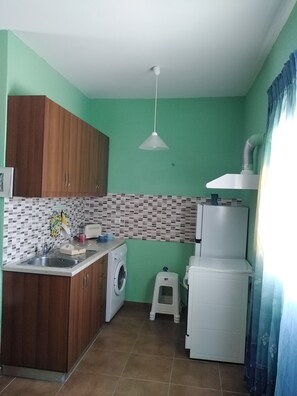 Réfrigérateur, un four, cafetiÚre-théiÚre, bouilloire électrique