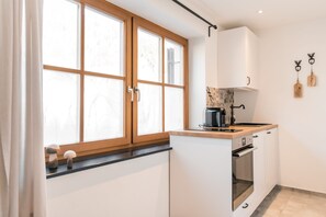 Réfrigérateur, four, plaque de cuisson, cafetière/bouilloire