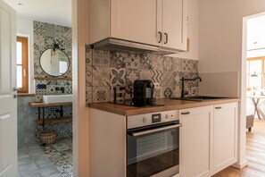 Kühlschrank, Ofen, Herdplatte, Wasserkocher mit Kaffee-/Teezubehör