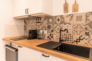 Fridge, oven, stovetop, coffee/tea maker
