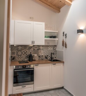 Kühlschrank, Ofen, Herdplatte, Wasserkocher mit Kaffee-/Teezubehör