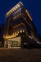 Fachada de la propiedad por la tarde o noche