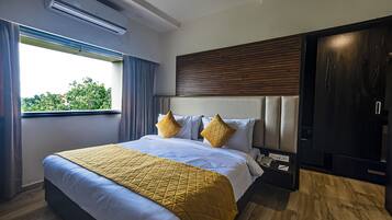 Executive Double Room | Premium bedding, minibar, in-room safe, desk
