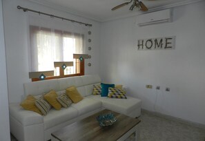 TV - Apartment Playa Flamenca with Pool, A/C, Terrace & Garden (Playa Flamenca/Orihuela)
