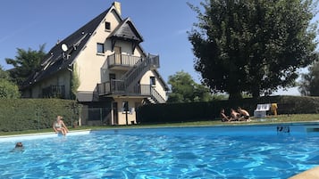 Een buitenzwembad en een verwarmd zwembad