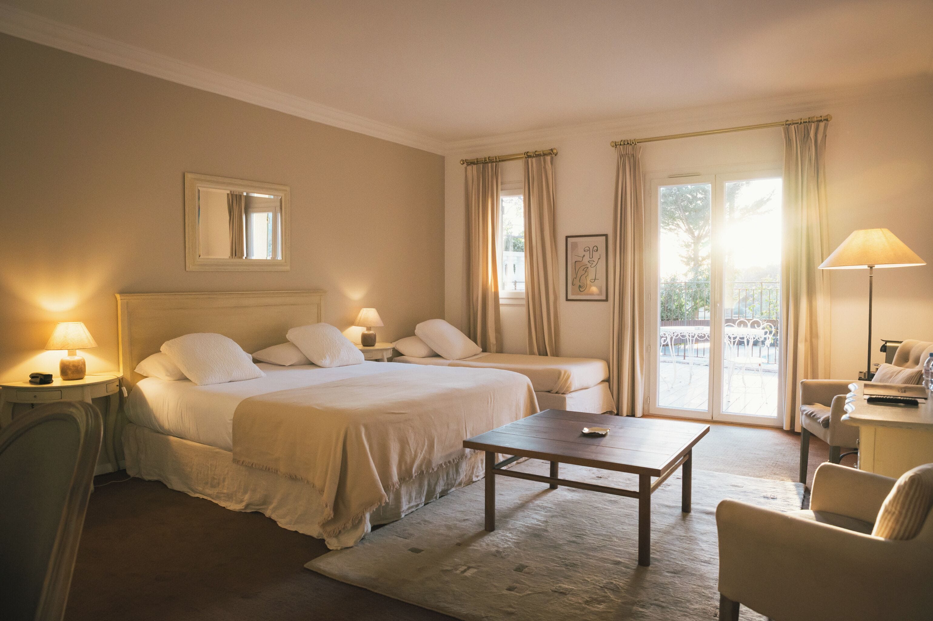 Suite Familiale | Minibar, in-room safe, individually decorated, individually furnished