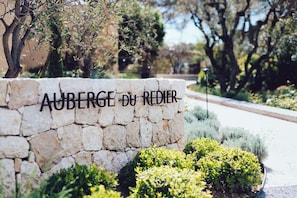 Vista frontal de la propiedad