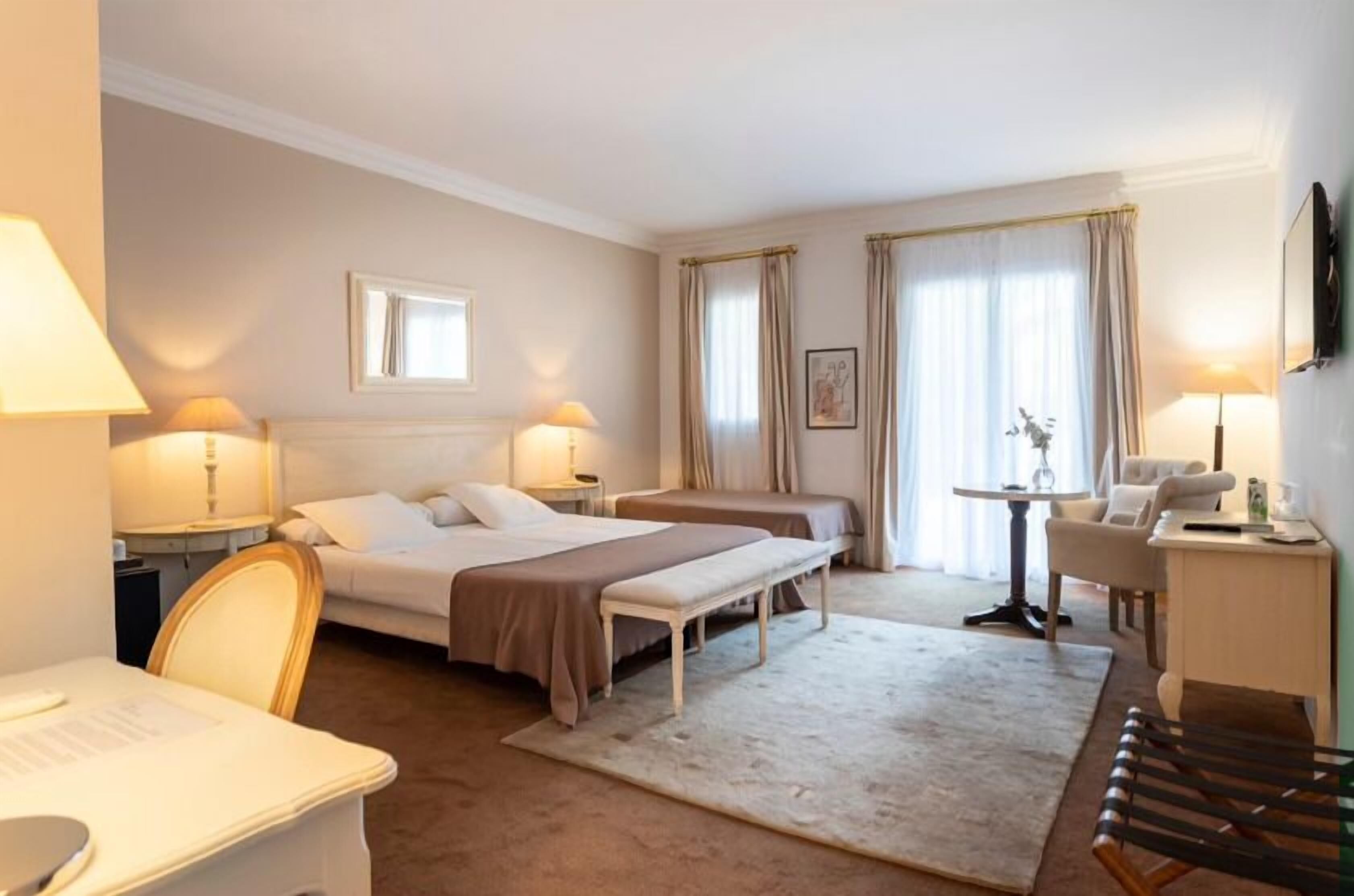 Minibar, in-room safe, individually decorated, individually furnished