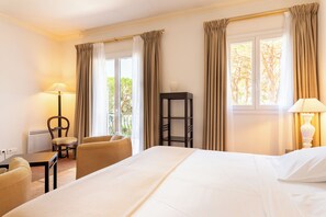 Chambre Double Prestige | Minibar, coffre-fort, décor unique, ameublement unique