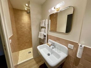 Familjesvit | Badrum | Gratis toalettartiklar, hårtork, bidé och handdukar