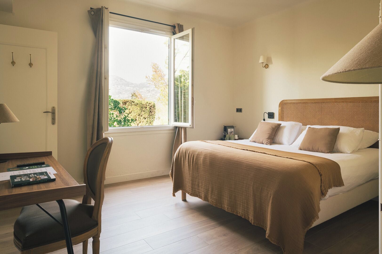 ميني بار وخزنة داخل الغرفة وبديكورات فريدة لكل غرفة وطراز فريد لكل وحدة