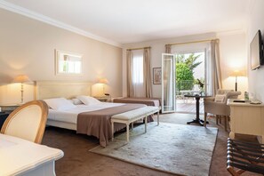 Minibar, in-room safe, individually decorated, individually furnished - Auberge du Redier (Colomars)