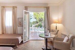 Minibar, in-room safe, individually decorated, individually furnished - Auberge du Redier (Colomars)