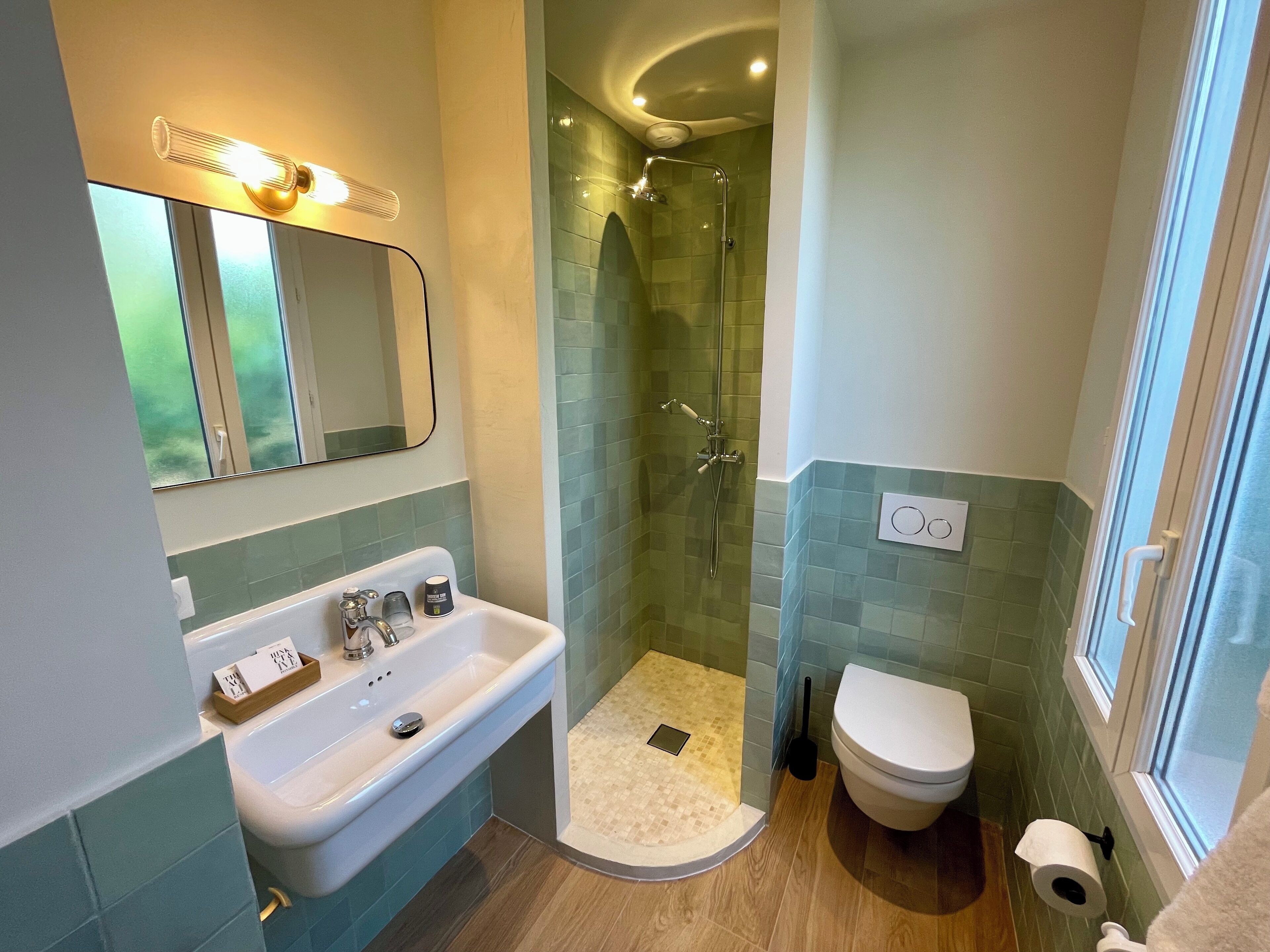 Chambre Double vue Montagne | Bathroom | Free toiletries, hair dryer, bidet, towels