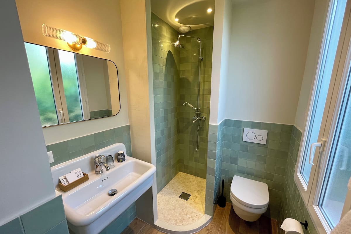 Dubbelrum | Badrum | Gratis toalettartiklar, hårtork, bidé och handdukar