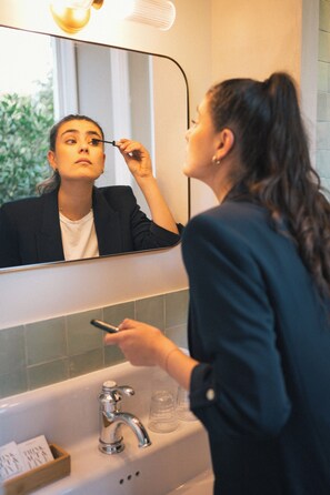 Habitación doble | Baño | Amenidades de baño gratuitas, secadora de cabello, bidet, toallas 