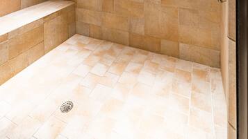 Combined shower/tub, jetted tub, hair dryer, towels