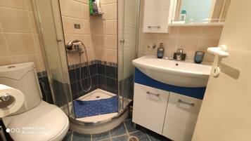 Douche, sĂšche-cheveux, serviettes fournies, savon