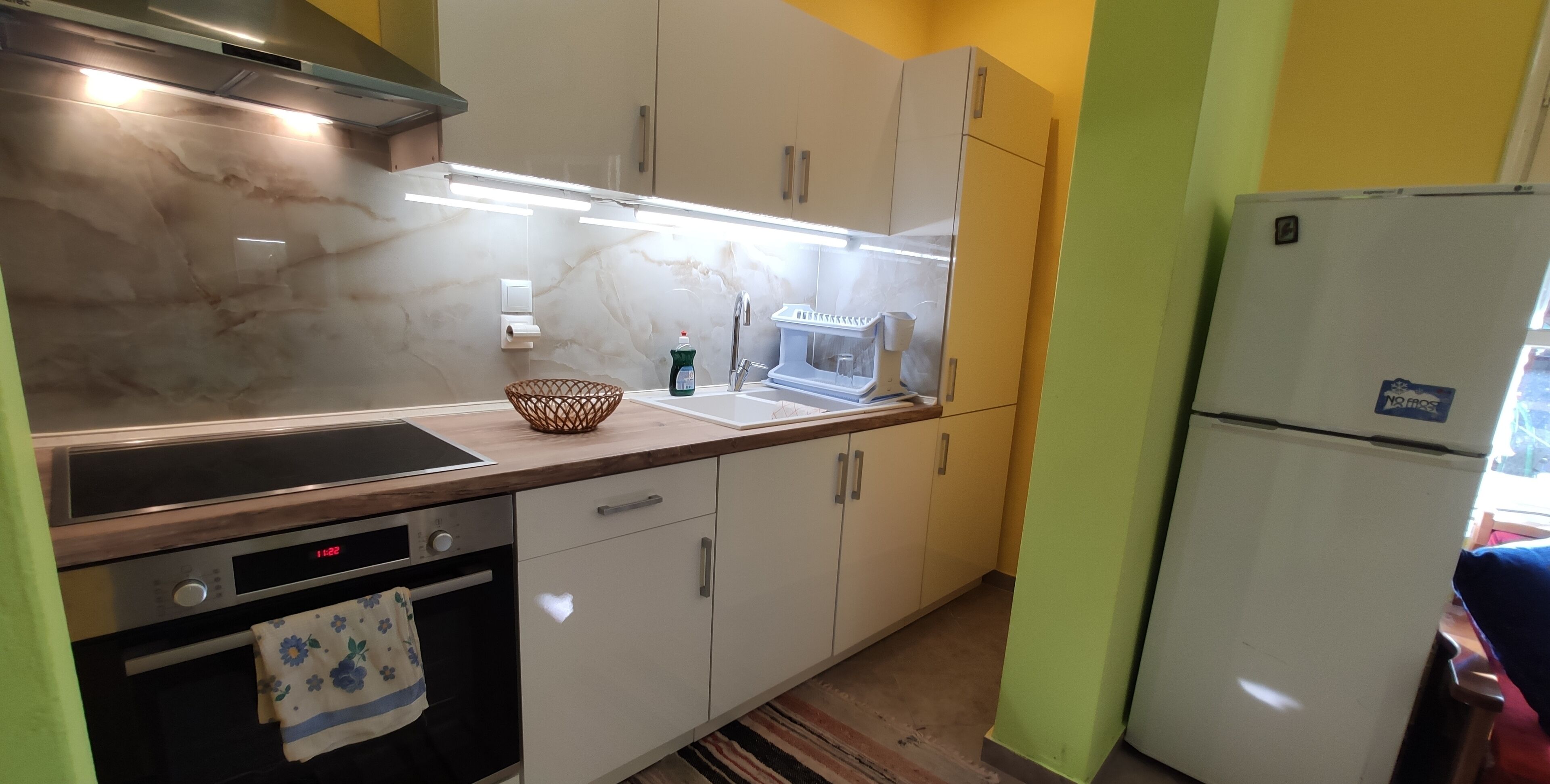 Kühlschrank, Herdplatte, Wasserkocher mit Kaffee-/Teezubehör