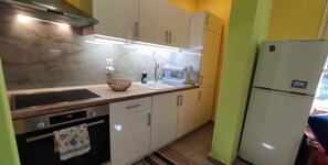 Refrigerador, parrilla de estufa, cafetera y tetera y tetera eléctrica