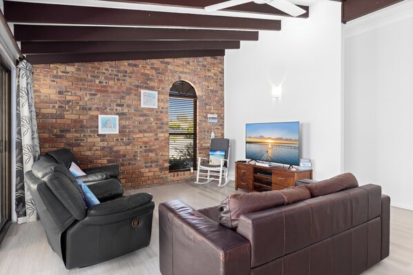 TV, DVD player, books - Pet Friendly / Stroll to the beach (WOORIM)