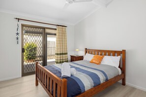 3 bedrooms, iron/ironing board, bed sheets - Pet Friendly / Stroll to the beach (WOORIM)