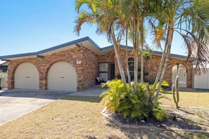 Exterior - Pet Friendly / Stroll to the beach (WOORIM)