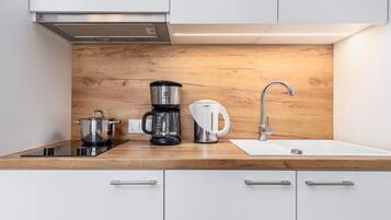 Coffee/tea maker, electric kettle, toaster, cookware/dishes/utensils