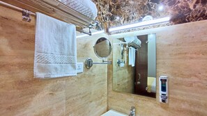 Een douche, een hydromassagedouche, gratis toiletartikelen