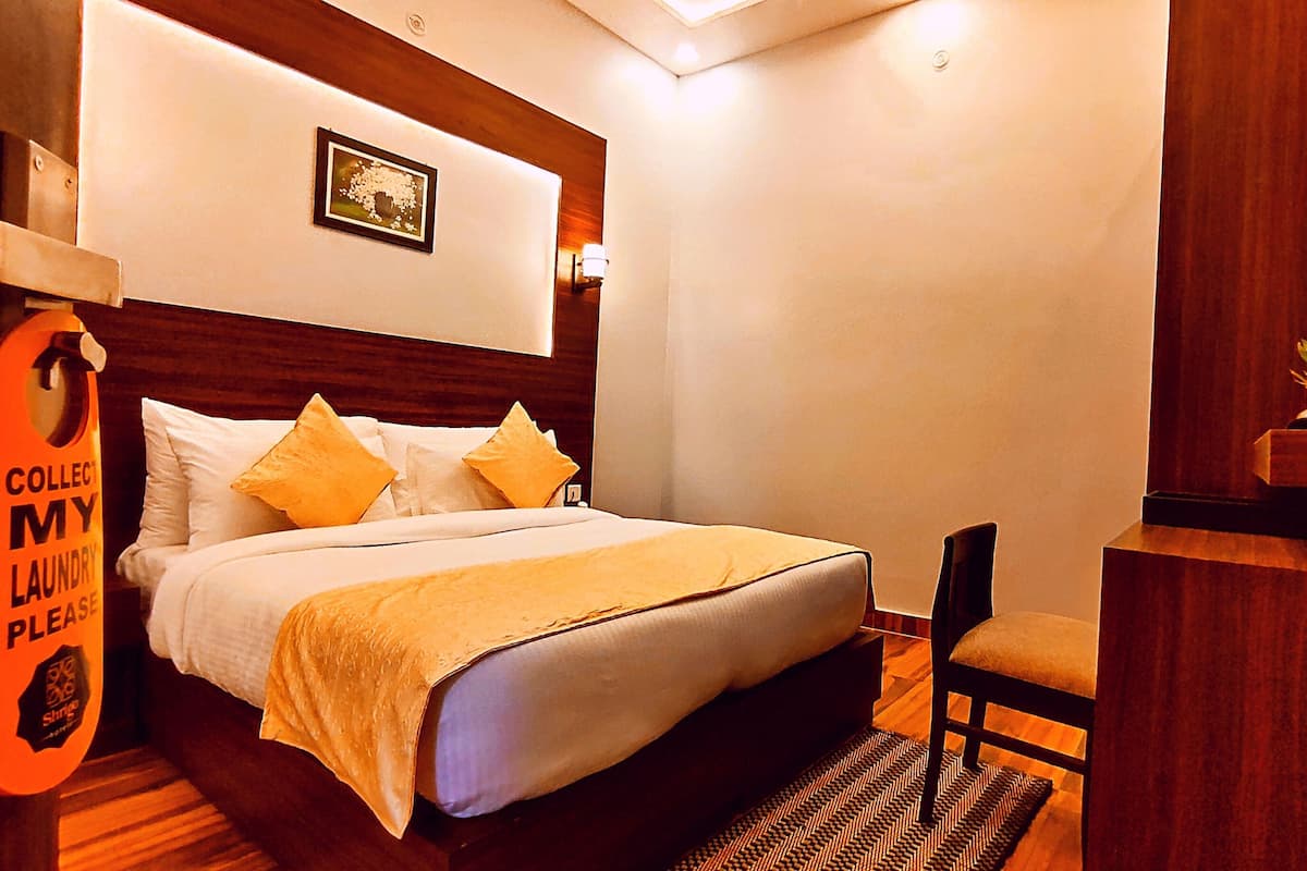 Premium Room, 1 Double Bed, Private Bathroom | Egyptian cotton sheets, premium bedding, memory-foam beds, minibar