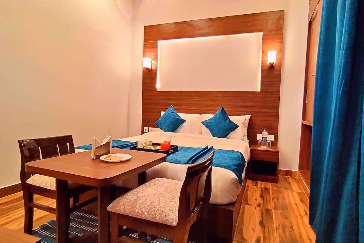 Executive Room, 1 Double Bed, Balcony | Egyptian cotton sheets, premium bedding, memory-foam beds, minibar
