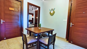 56-inch LED TV with satellite channels, TV, Netflix - Asapian House - A Luxury Homestay at Moradabad (Moradabad)