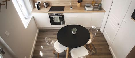 Kühlschrank, Mikrowelle, Ofen, Wasserkocher mit Kaffee-/Teezubehör