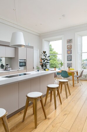 Tägliches inbegriffenes kontinentales Frühstück