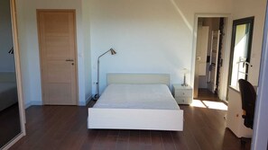 2 室のベッドルーム、アイロン / アイロン台、WiFi (無料)