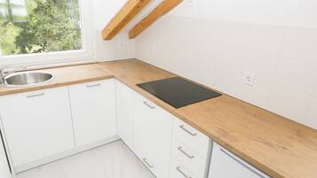 KylskÄp, spishÀll, grytor/köksredskap och matbord