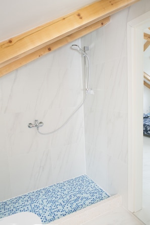 Dusche, Handtücher, Seife, Toilettenpapier