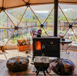 Premium bedding, individually decorated, desk, laptop workspace - Vira Garden House (Sile)