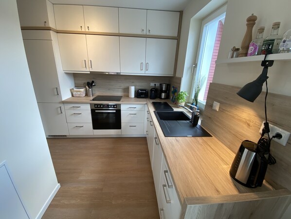 Kühlschrank, Ofen, Herdplatte, Geschirrspüler